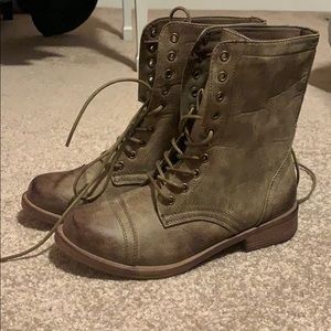 Combat boots